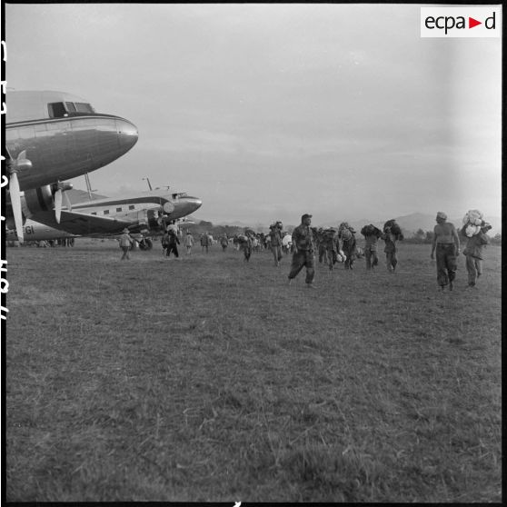 Des avions de transport Douglas C-47 servant à acheminer le matériel sur le camp de Diên Biên Phu sont alignés sur le terrain d'aviation.