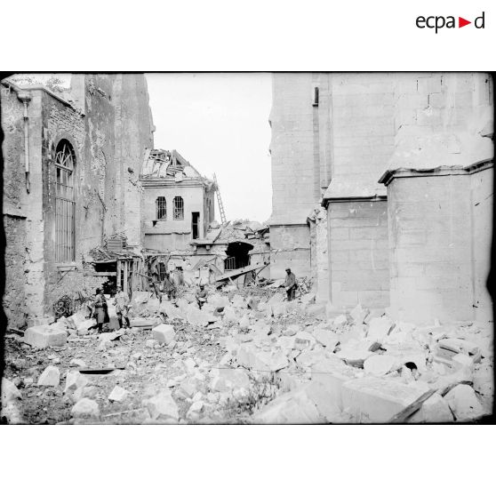 Recherche des débris de sculptures détachées par les bombardements. [légende d'origine]