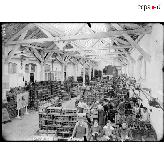 Vichy. Allier. Société fermière de Vichy. Le rinçage des bouteilles. [légende d'origine]