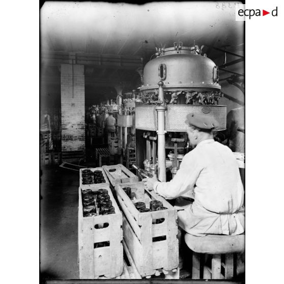 Vichy. Allier. Société fermière de Vichy. La mise en bouteilles. [légende d'origine]