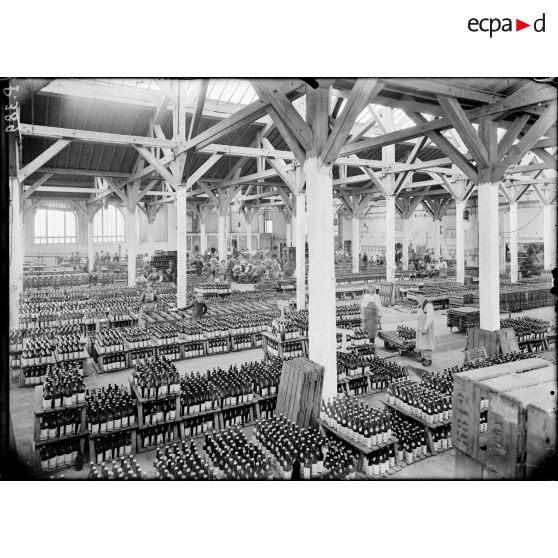 Vichy. Allier. Société fermière de Vichy. Le classement des bouteilles avant l'emballage. [légende d'origine]