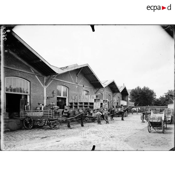 Vichy. Allier. Société fermière de Vichy. Le départ. Petite vitesse. [légende d'origine]