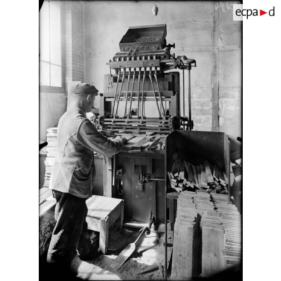 Vichy. Allier. Société fermière de Vichy. Confection des caisses. Le clouage mécanique. [légende d'origine]