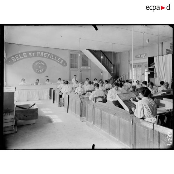 Vichy. Allier. Société fermière de Vichy. Mise en paquets des sels de Vichy. [légende d'origine]