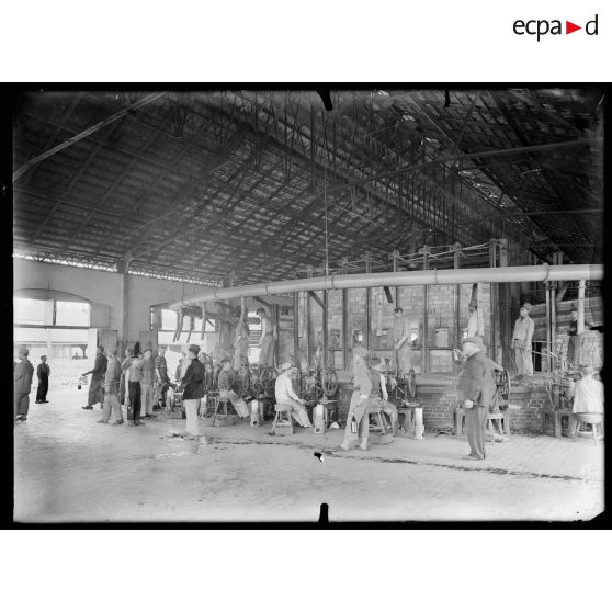 Puy-Guillaume (Puy-de-Dôme). Verrerie de la Société fermière de Vichy. Annamites au travail. [légende d'origine]