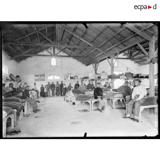 Puy-Guillaume (Puy-de-Dôme). Dortoir des Annamites. [légende d'origine]