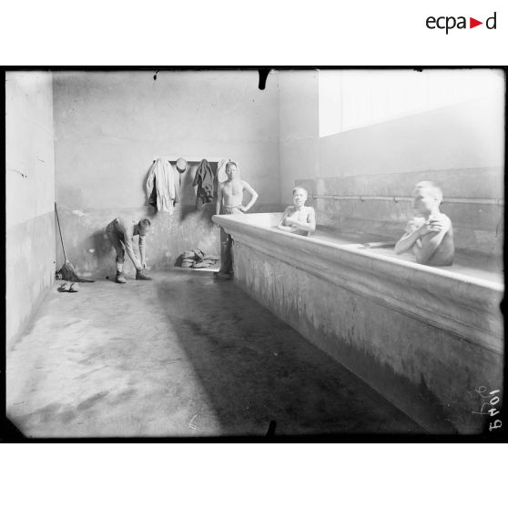 Puy-Guillaume (Puy-de-Dôme). Le bain des Annamites. [légende d'origine]