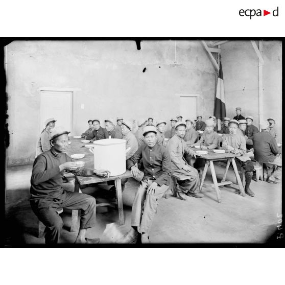 Puy-Guillaume (Puy-de-Dôme). Le déjeûner des Annamites. [légende d'origine]