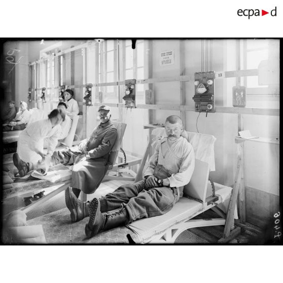 Vichy. L'électrothérapie. [légende d'origine]