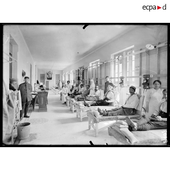 Vichy. L'électrothérapie. [légende d'origine]