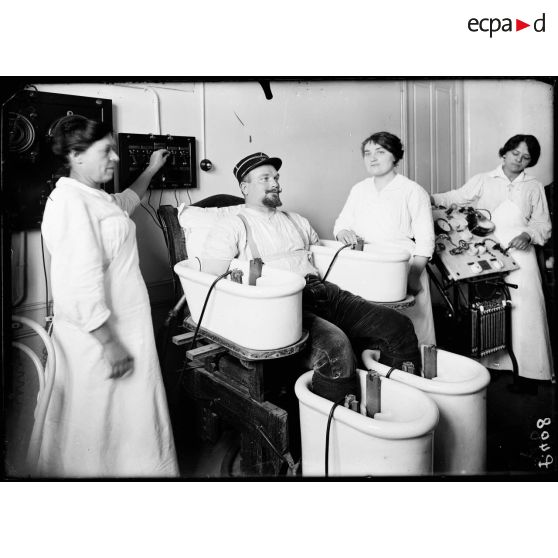 Vichy. Le bain électrique. [légende d'origine]