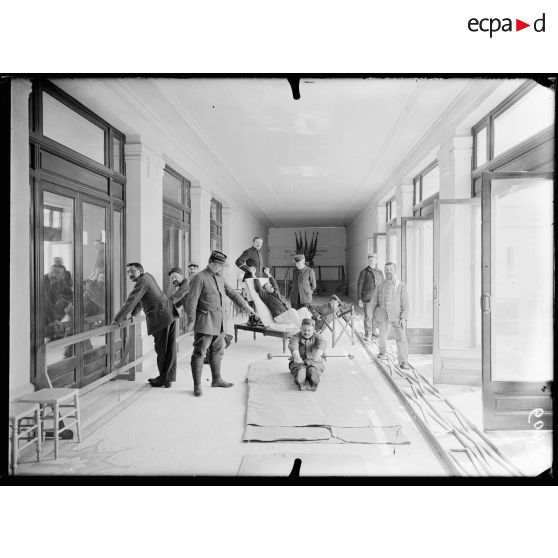 Vichy. La rééducation de la marche. [légende d'origine]