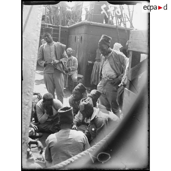 A bord de la Chaouïa, sénégalais jouant aux cartes sur le pont. [légende d’origine]
