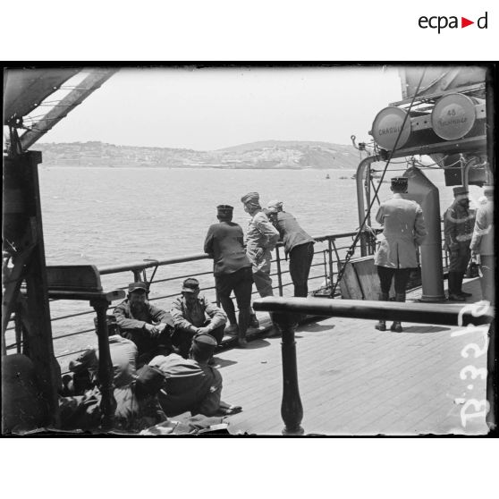 A bord de la Chaouïa, la vue de Tanger. [légende d’origine]