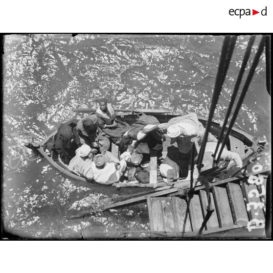 En rade de Tanger, une barcasse de marocains. [légende d’origine]