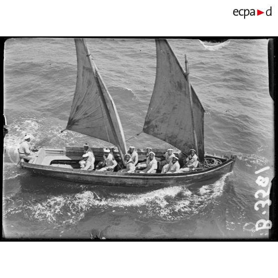 En rade de Tanger, canot voilier transportant à terre des marins d’un cuirassé français. [légende d’origine]