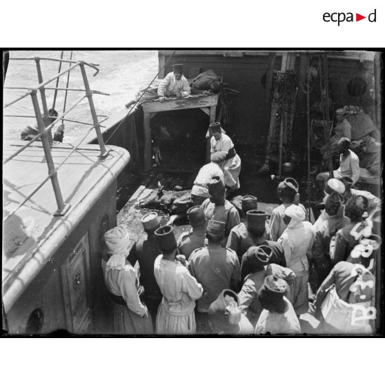 A bord de la Chaouïa, la boucherie, on vient de tuer un bœuf. [légende d’origine]