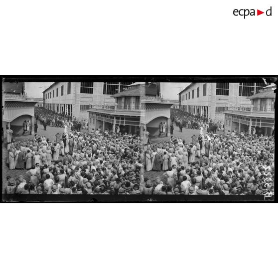 Paris, usine Citroën, quai de Javel, remise de décorations par le général Gilinsky à des employés hommes et femmes. Rassemblement du personnel pour la cérémonie. [légende d’origine]