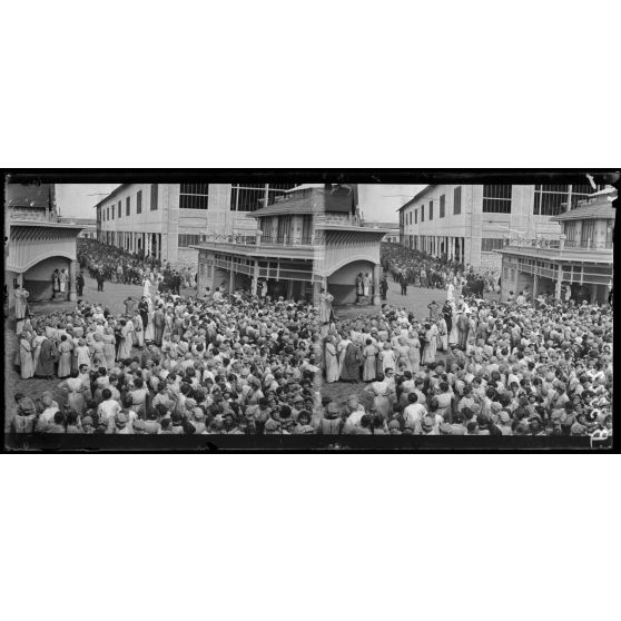 Paris, usine Citroën, quai de Javel, remise de décorations par le général Gilinsky à des employés hommes et femmes. Rassemblement du personnel pour la cérémonie. [légende d’origine]