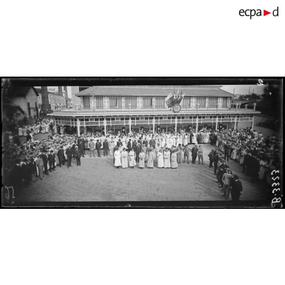 Paris, usine Citroën, quai de Javel, les employés, hommes, femmes et chefs de service de l’usine qui vont être décorés, rassemblés dans la cour de l’usine. [légende d’origine]