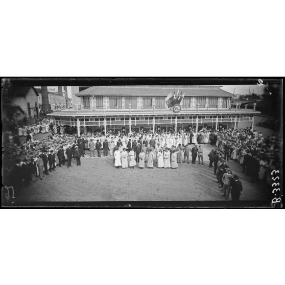 Paris, usine Citroën, quai de Javel, les employés, hommes, femmes et chefs de service de l’usine qui vont être décorés, rassemblés dans la cour de l’usine. [légende d’origine]