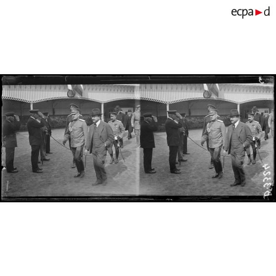 Paris. Usine Citroën, quai de Javel. Remise de décorations par le général russe Gilinksi à des employés de l'usine. Arrivée du général Gilinksi et du comte Ignatier, attaché à l'ambassade russe. [légende d'origine]