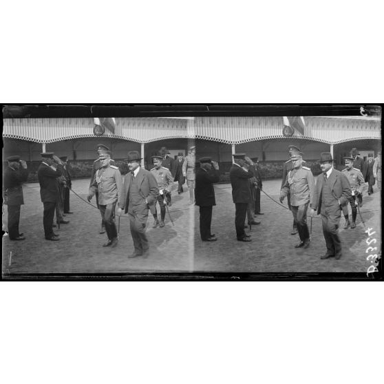 Paris. Usine Citroën, quai de Javel. Remise de décorations par le général russe Gilinksi à des employés de l'usine. Arrivée du général Gilinksi et du comte Ignatier, attaché à l'ambassade russe. [légende d'origine]