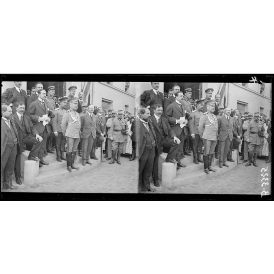 Paris, usine Citroën, quai de Javel, allocution du général Gilinsky au personnel de l’usine. [légende d’origine]