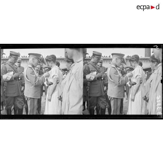 Paris, usine Citroën, quai de Javel, le général Gilinsky épinglant la décoration sur les blouses d'ouvrières. [légende d’origine]