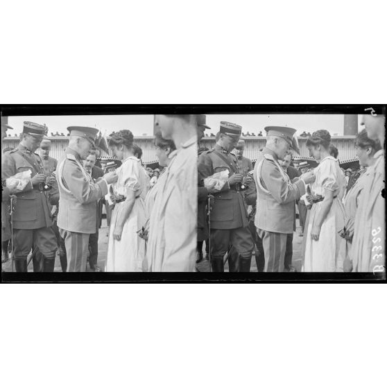 Paris, usine Citroën, quai de Javel, le général Gilinsky épinglant la décoration sur les blouses d'ouvrières. [légende d’origine]