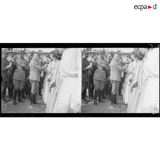 Paris. Usine Citroën, quai de Javel. Remise de décorations, par le général russe Gilinksi, à des employés de l'usine. Le général décore une ouvrière. [légende d'origine]