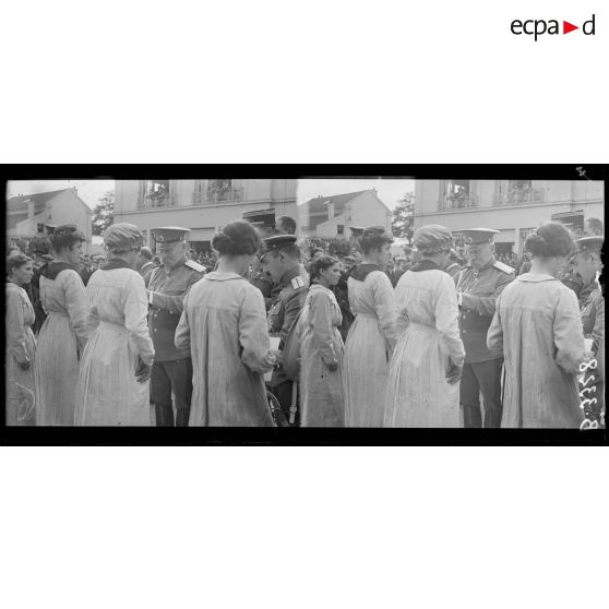 Paris, usine Citroën, quai de Javel, le général Gilinsky épinglant la décoration sur les blouses d'ouvrières. [légende d’origine]