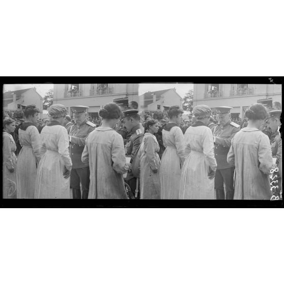 Paris, usine Citroën, quai de Javel, le général Gilinsky épinglant la décoration sur les blouses d'ouvrières. [légende d’origine]