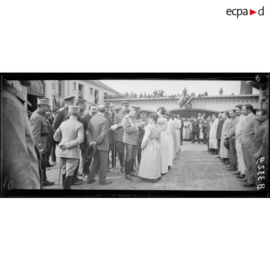 Paris. Usine Citroën, quai de Javel. Remise de décorations, par le général russe Gilinksi, à des employés de l'usine. Le général décore une ouvrière. [légende d'origine]