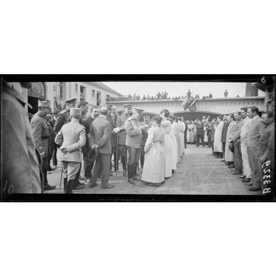 Paris. Usine Citroën, quai de Javel. Remise de décorations, par le général russe Gilinksi, à des employés de l'usine. Le général décore une ouvrière. [légende d'origine]