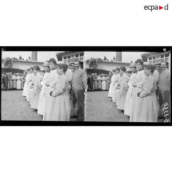 Paris. Usine Citroën, quai de Javel. Remise de décorations par le général russe Gilinksi, à des employés de l'usine. Groupe d'ouvrières décorées. [légende d'origine]