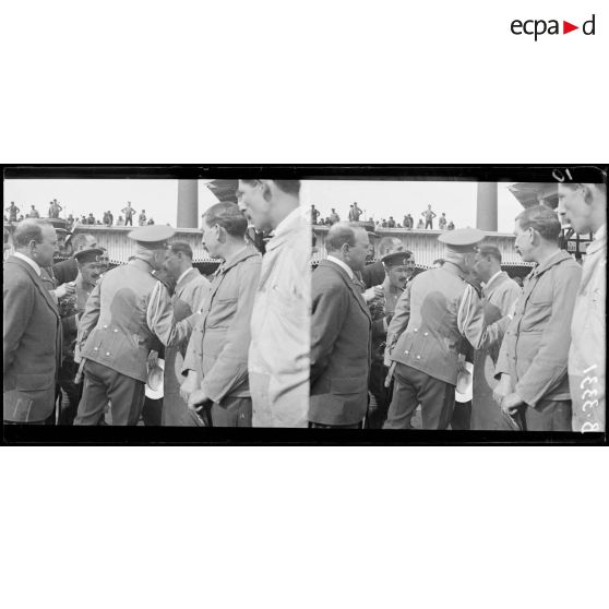 Paris, usine Citroën, quai de Javel, le général Gilinsky décorant les ouvriers. [légende d’origine]