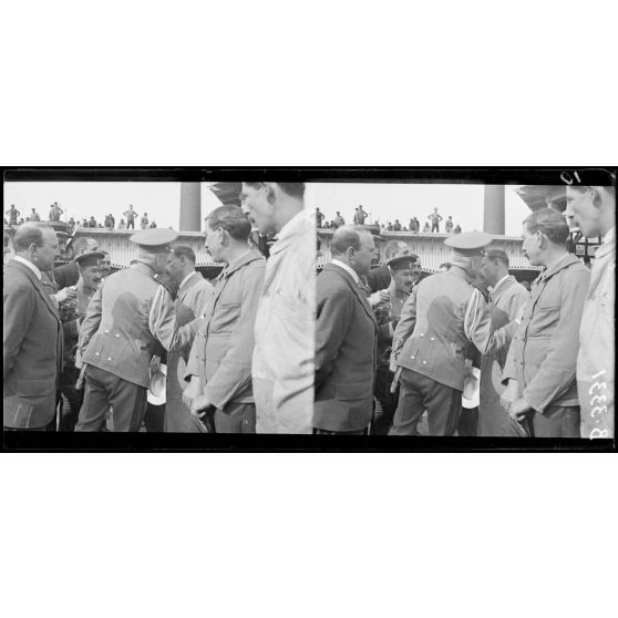 Paris, usine Citroën, quai de Javel, le général Gilinsky décorant les ouvriers. [légende d’origine]
