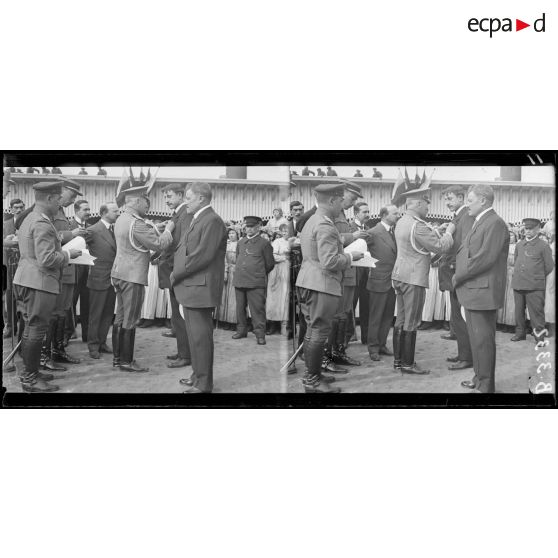 Paris, usine Citroën, quai de Javel, le général Gilinsky décorant les ouvriers. [légende d’origine]