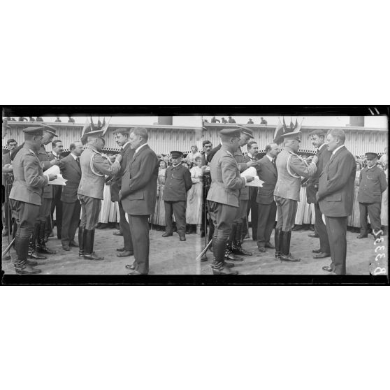 Paris, usine Citroën, quai de Javel, le général Gilinsky décorant les ouvriers. [légende d’origine]