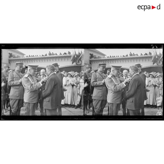 Paris. Usine Citroën, quai de Javel. Remise de décorations, par le général russe Gilinksi, à des employés de l'usine. Le général décore un ouvrier. [légende d'origine]