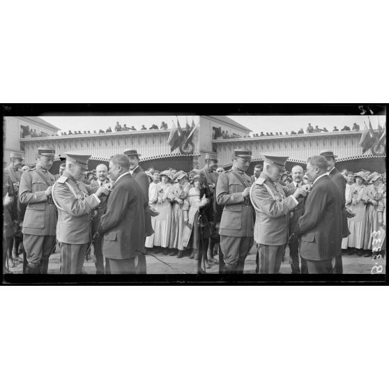 Paris. Usine Citroën, quai de Javel. Remise de décorations, par le général russe Gilinksi, à des employés de l'usine. Le général décore un ouvrier. [légende d'origine]