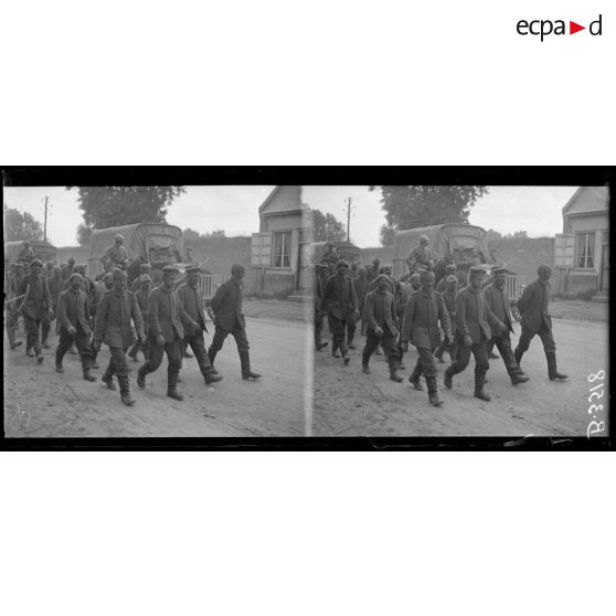 La Motte-en-Santerre (Somme), passage de prisonniers. [légende d’origine]