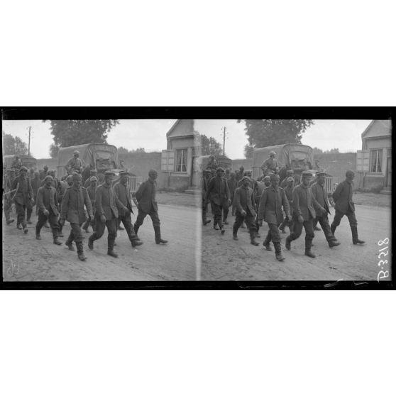 La Motte-en-Santerre (Somme), passage de prisonniers. [légende d’origine]