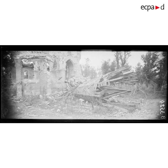 Frise (Somme), le clocher effondré. [légende d’origine]