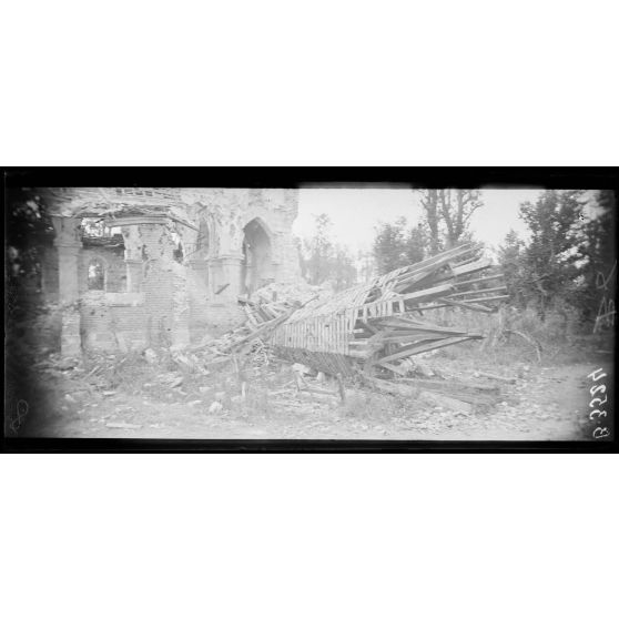 Frise (Somme), le clocher effondré. [légende d’origine]