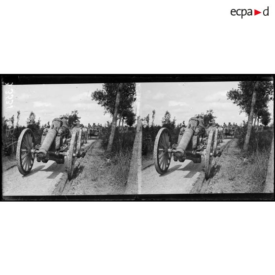 Frise (Somme), artillerie de 155 court allant prendre position. [légende d’origine]