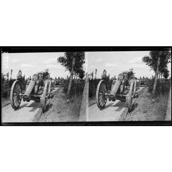 Frise (Somme), artillerie de 155 court allant prendre position. [légende d’origine]