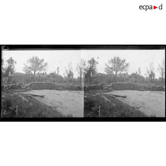 Feuillères (Somme), la maison du moulin, la seule encore occupée par les allemands en raison de sa situation sur la rive droite du canal de la Somme. (légende d’origine]