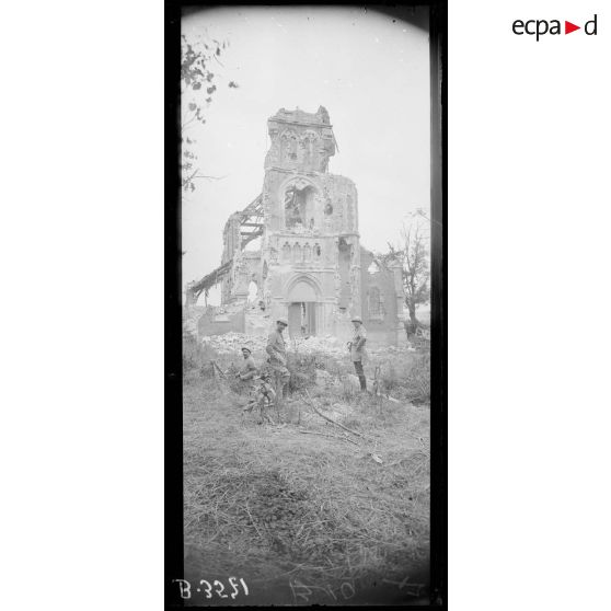 Frise (Somme), la place de l’église. [légende d’origine]